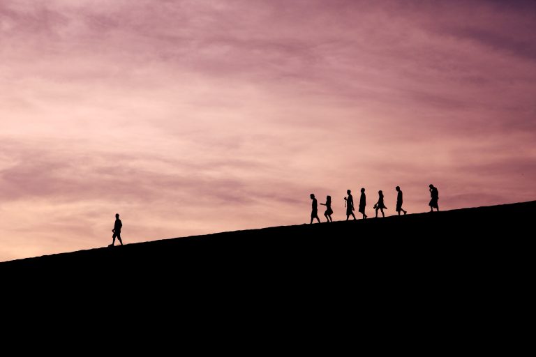 Personas caminando en un cerro.