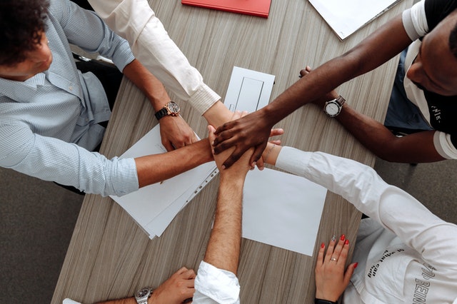 Grupo de personas tomadas de la mano