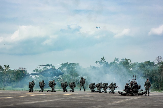 Grupo de militares haciendo un ensayo de ataque