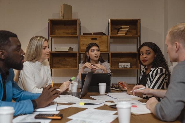 Grupo de personas en una reunión