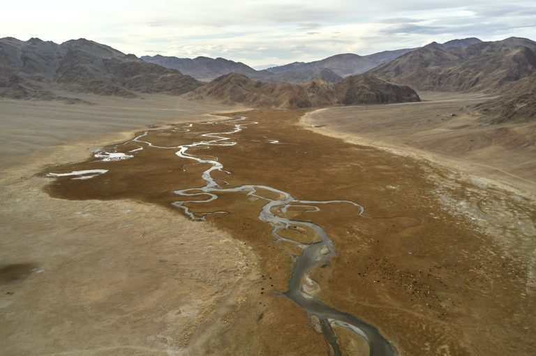 Río con montañas de fondo