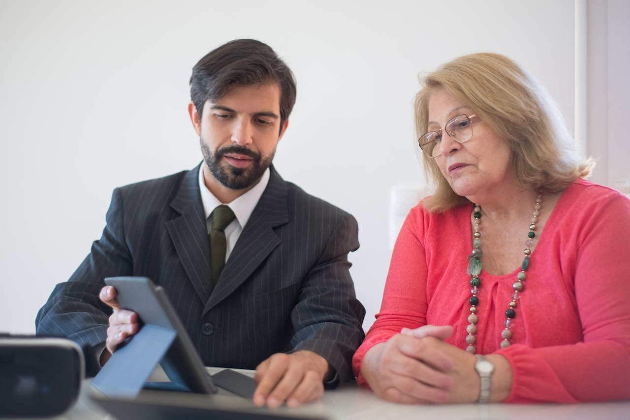 Asesoría delicada: clientes bajo vigilancia profunda